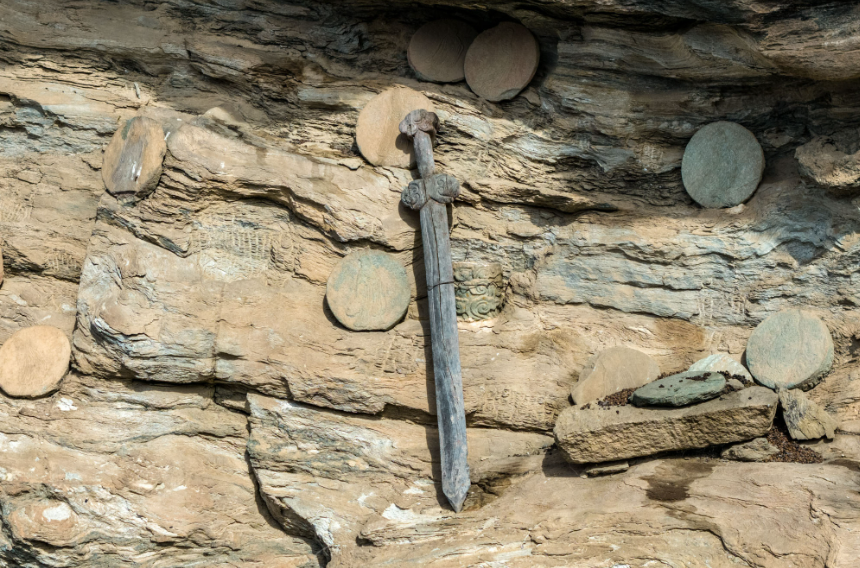 700年不朽!武当山的悬崖上的挂着神秘桃木剑,据传是“镇山剑”